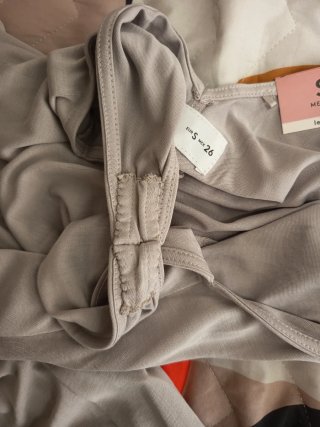 Vestido asimétrico gris con lazada