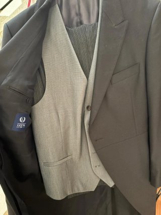 Chaqué negro y chaleco gris