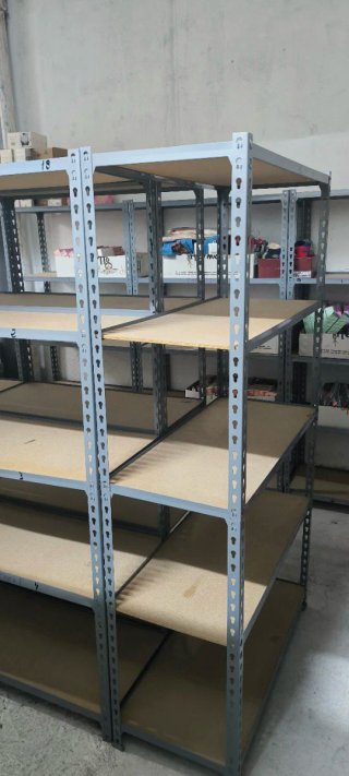 Estanterías metálicas con base de madera.