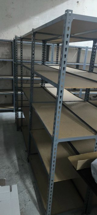 Estanterías metálicas con base de madera.