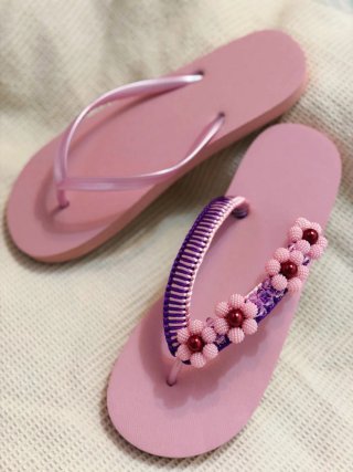 Chanclas rosas con flores moradas