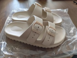 Sandalias Beige con Hebillas Ajustables