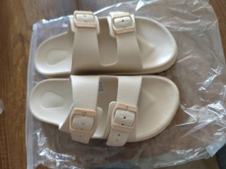 Sandalias Beige con Hebillas Ajustables