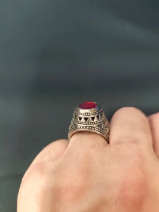 Anello moresco con pietra rossa