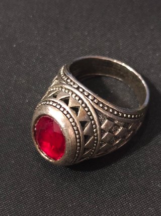 Anello moresco con pietra rossa