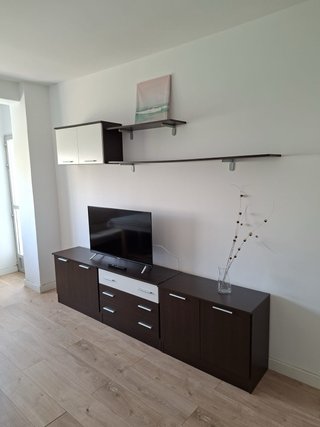 Mueble de salón con estanterías