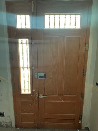 Puerta de calle de madera