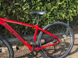 Bicicleta de montaña roja