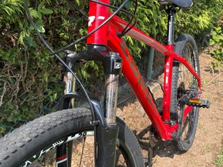 Bicicleta de montaña roja