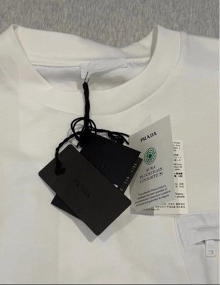 Camiseta Prada Blanca con Bolsillo