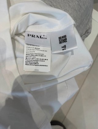 Camiseta Prada Blanca con Bolsillo