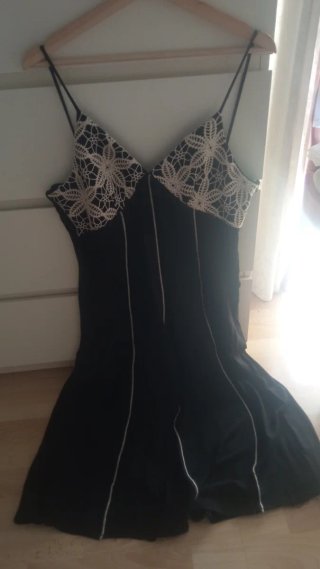 Vestido midi Zara negro con encaje blanco