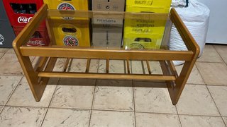 Mesa de centro de madera con cristal y revistero
