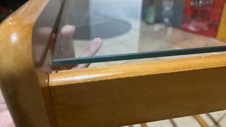 Mesa de centro de madera con cristal y revistero