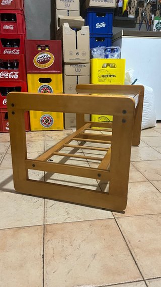 Mesa de centro de madera con cristal y revistero