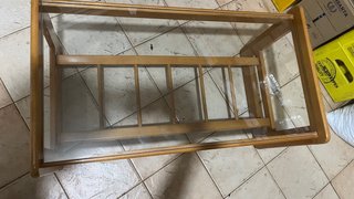 Mesa de centro de madera con cristal y revistero