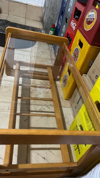 Mesa de centro de madera con cristal y revistero