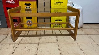 Mesa de centro de madera con cristal y revistero