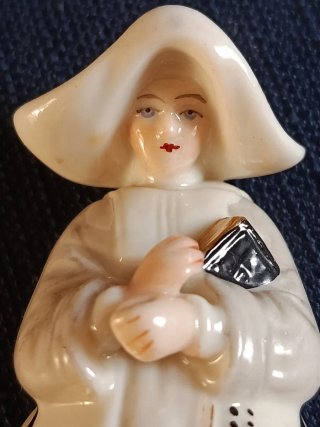 Royal Worcester Apagavelas Monja Porcelana