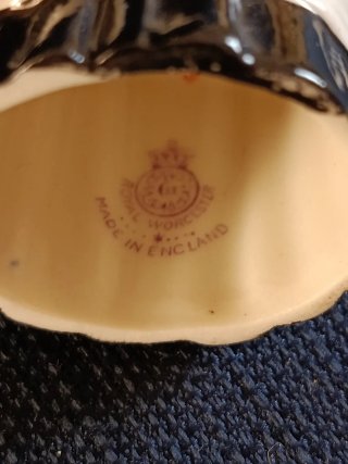 Royal Worcester Apagavelas Monja Porcelana