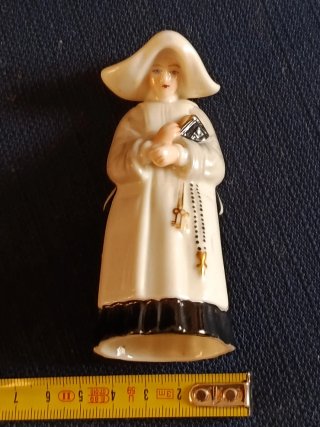 Royal Worcester Apagavelas Monja Porcelana