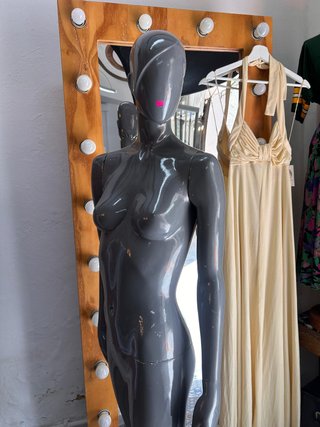 Maniquí Femenino Cuerpo Completo Base Metálica