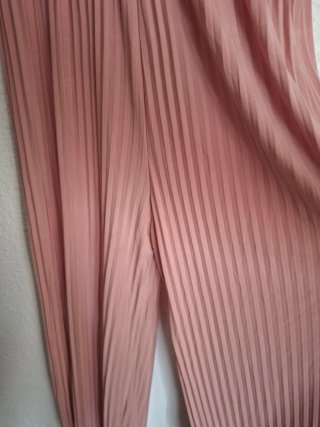 Mono rosa plisado con volantes