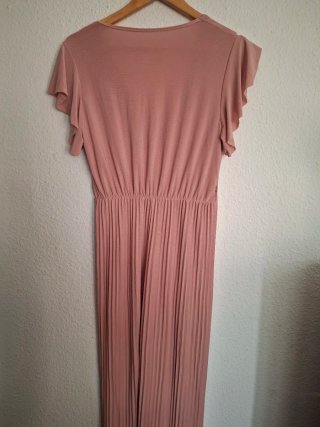 Mono rosa plisado con volantes