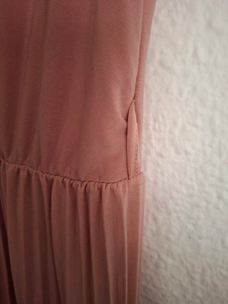 Mono rosa plisado con volantes