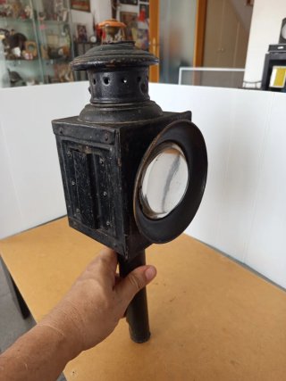 Antiguo farol lampara de hierro