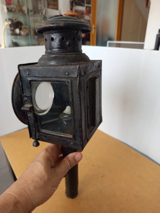 Antiguo farol lampara de hierro