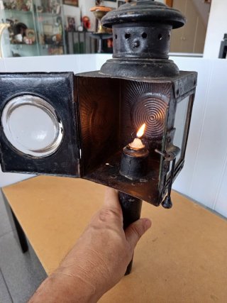 Antiguo farol lampara de hierro