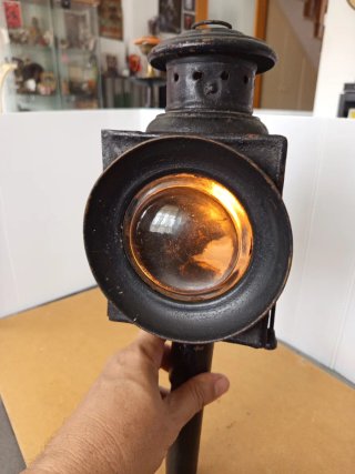 Antiguo farol lampara de hierro