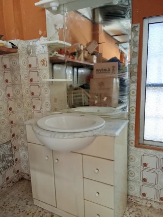 Mueble de baño lavabo y espejo