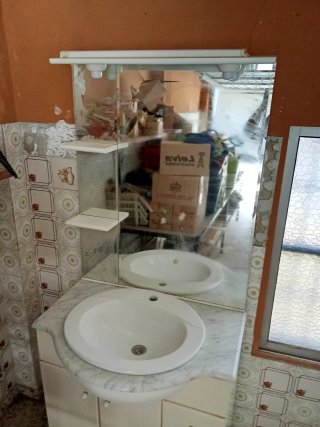 Mueble de baño lavabo y espejo