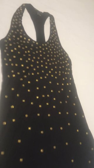 Vestido Mango Negro con Tachuelas Doradas