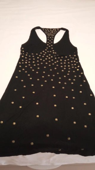 Vestido Mango Negro con Tachuelas Doradas
