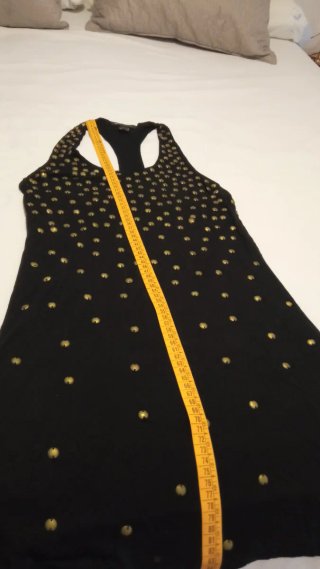 Vestido Mango Negro con Tachuelas Doradas