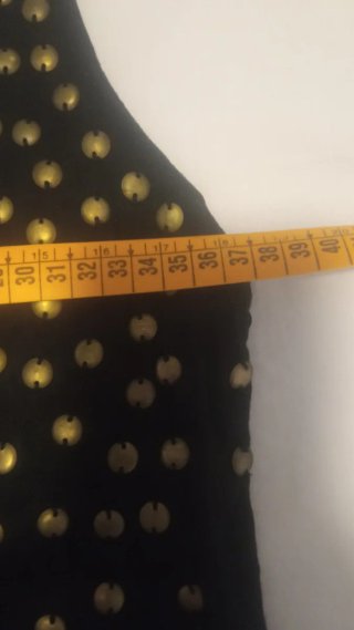 Vestido Mango Negro con Tachuelas Doradas