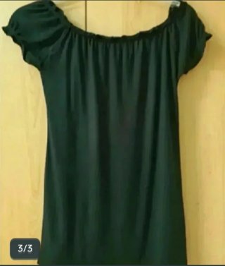 Camiseta negra con estampado multicolor