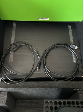 Xbox Series X con mando y cables