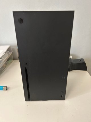 Xbox Series X con mando y cables