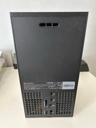 Xbox Series X con mando y cables