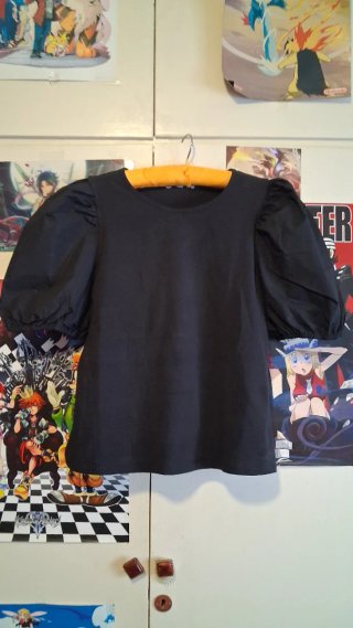Top negro mangas abullonadas