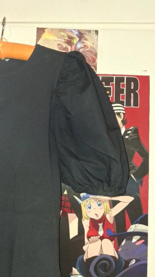 Top negro mangas abullonadas