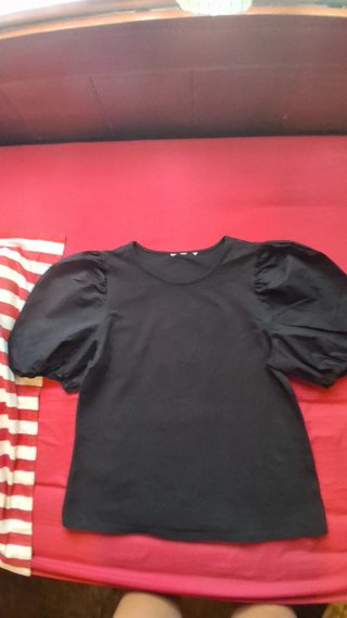 Top negro mangas abullonadas