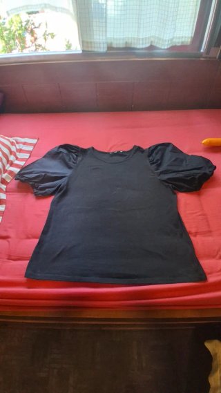 Top negro mangas abullonadas