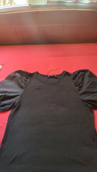 Top negro mangas abullonadas