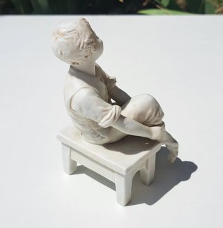 Porcelana Karl Ens Volkstedt - Niño vistiéndose