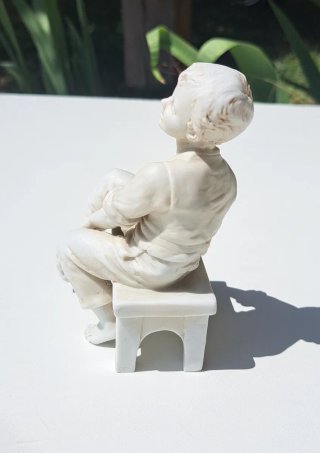 Porcelana Karl Ens Volkstedt - Niño vistiéndose
